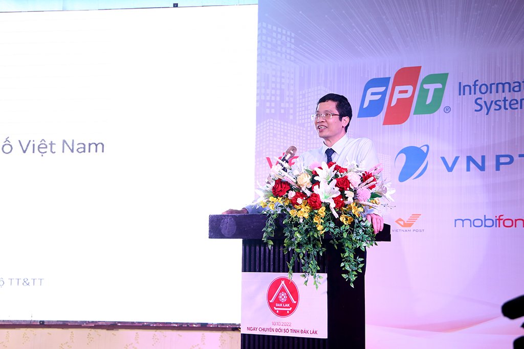 Phó Cục trưởng Cục Chuyển đổi số Quốc gia, Bộ TT-TT Nguyễn Phú Tiến phát biểu tại Hội nghị